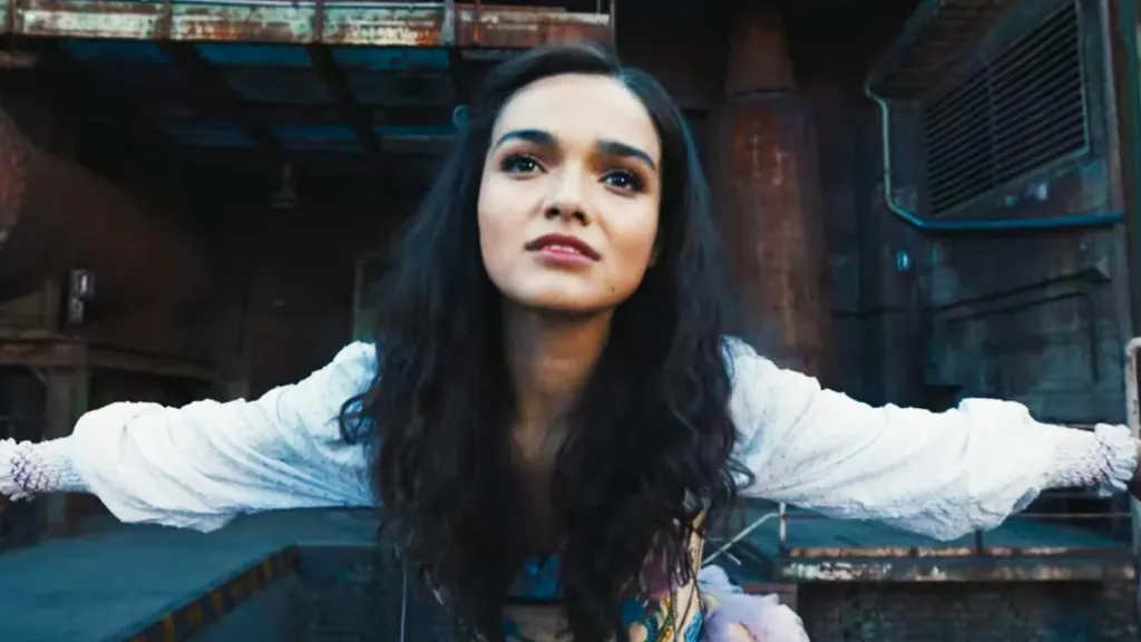 Lucy Gray bowing in The Hunger Games: The Ballad of Songbirds and Snakes