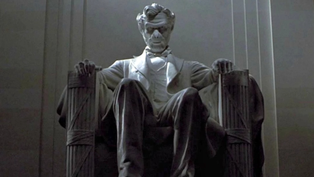 The ape Abraham Lincoln statue at the end of Planet of the Apes (2001)