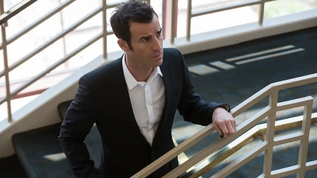 Justin Theroux as Kevin Garvey standing on a staircase in The Leftovers