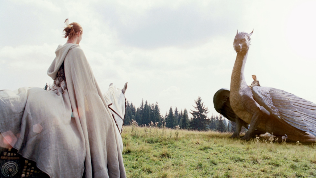 Eragon on Saphira staring down Arya Dröttningu on a horse in Eragon movie