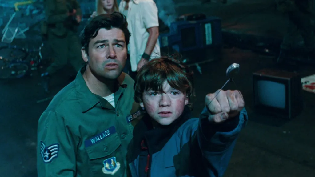Kyle Chandler and Joel Courtney in Super 8