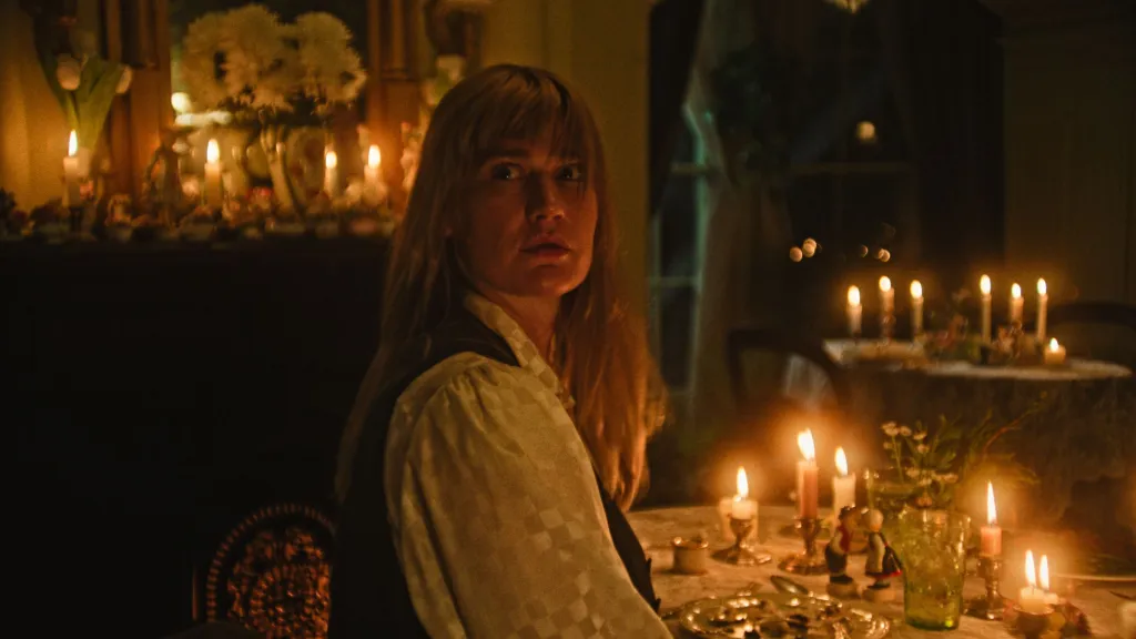 Grace Glowicki as Diana in Honey Bunch