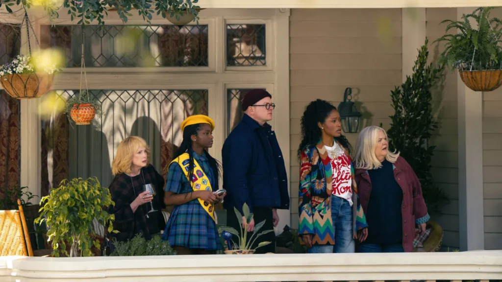 Julia Duffy as Lynn, Kyrie McAlpin as Rory, Keke Palmer as Samira, Paula Pell as Dana, Mark Proksch as Tod in Peacock The Burbs
